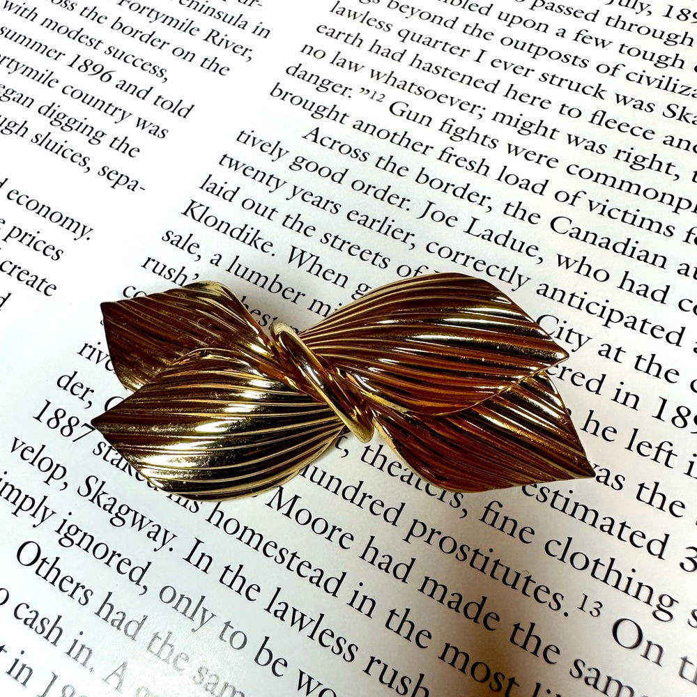 Vintage Signed Valenza Gold Tone Pin Brooch 1960s
